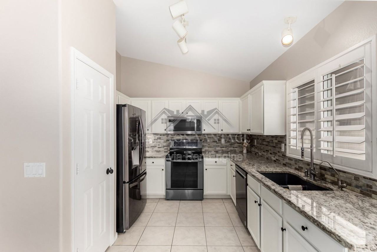 6631 E Rhodes St - Photo 6 of 27