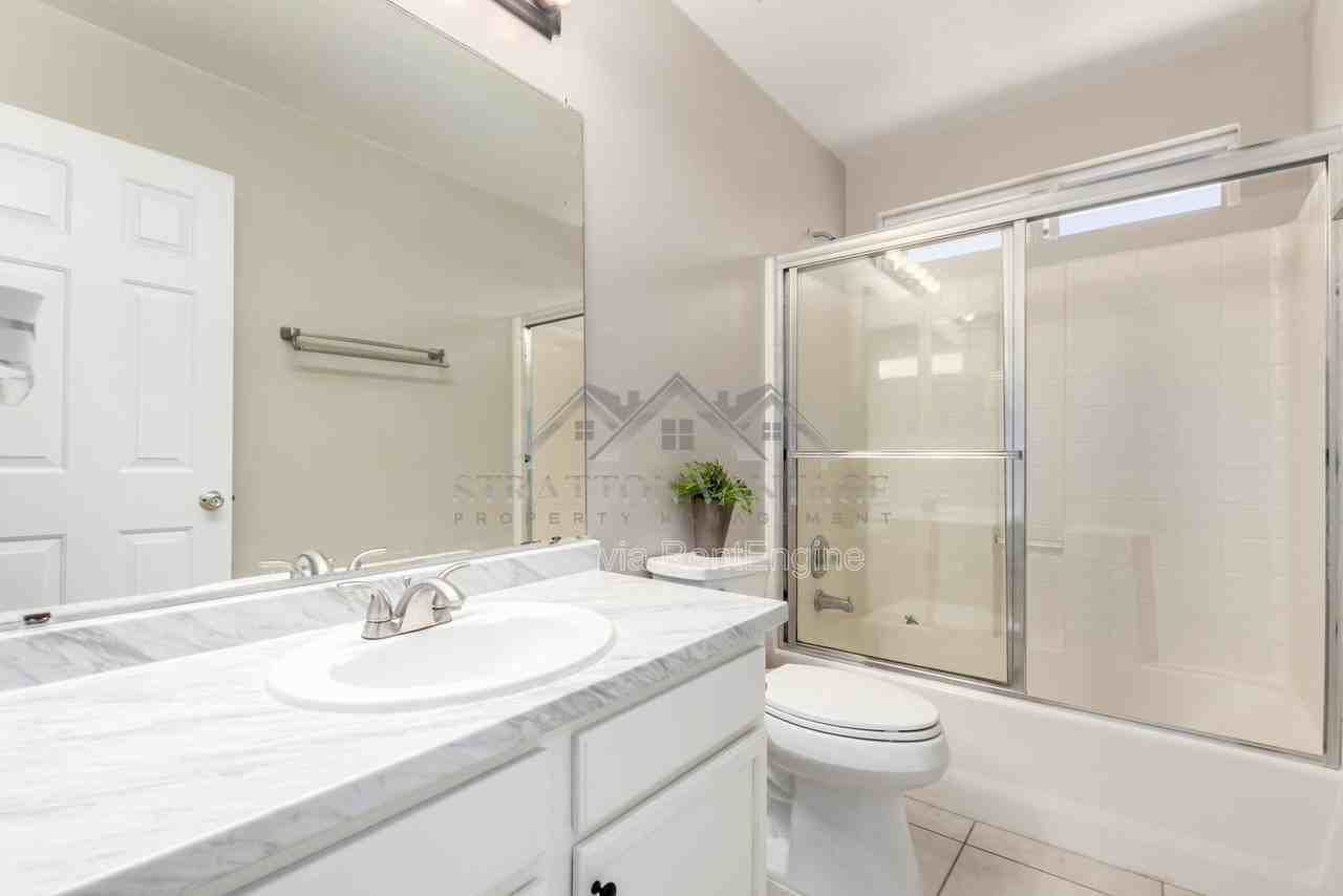 6631 E Rhodes St - Photo 7 of 27