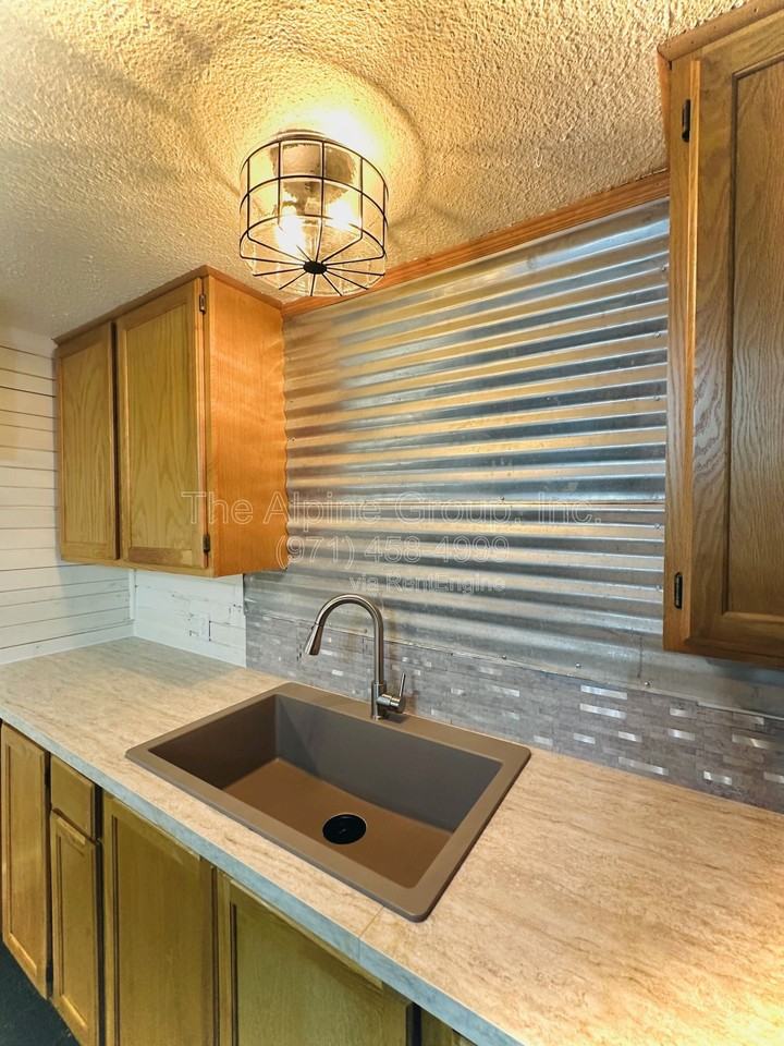 604 Ne San Rafael St - Photo 5 of 50