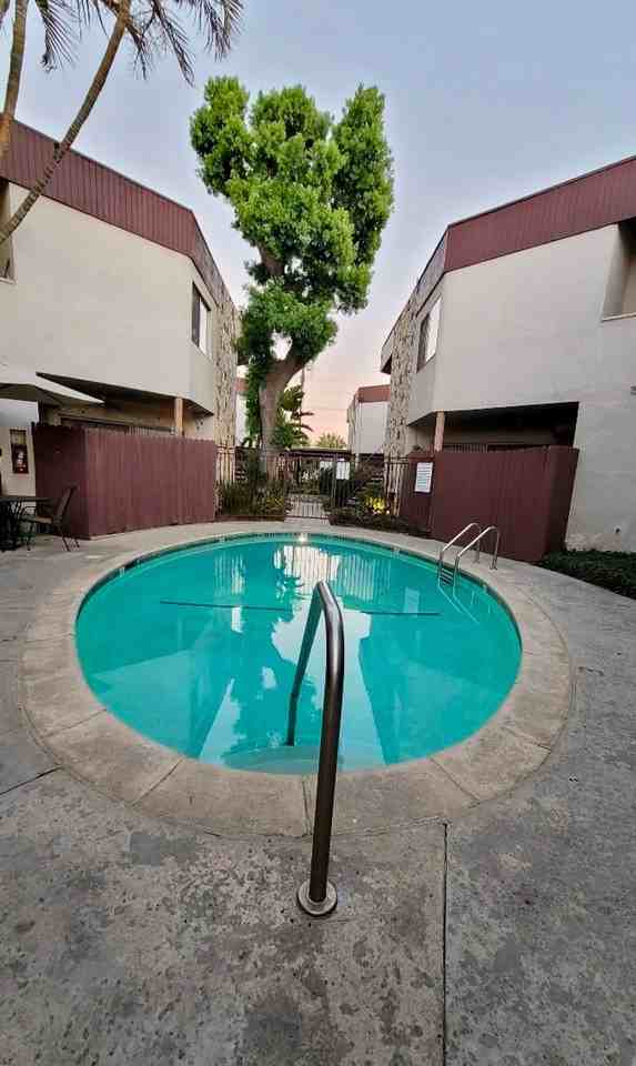 Lido Isle Apartments - Photo 2 of 5