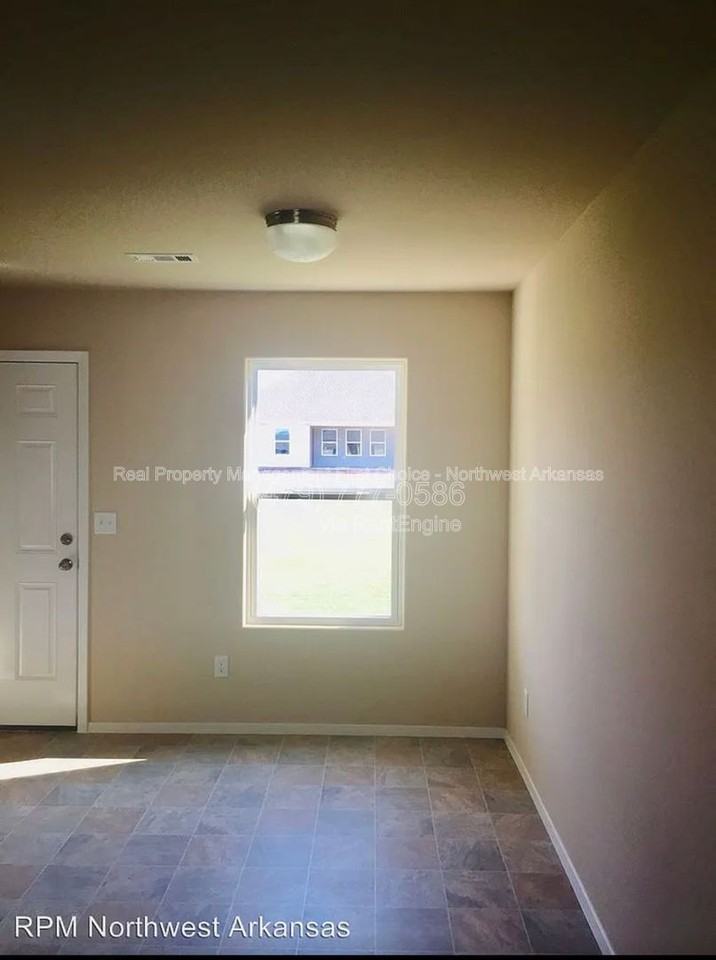 1013 Ethan James St - Photo 4 of 15