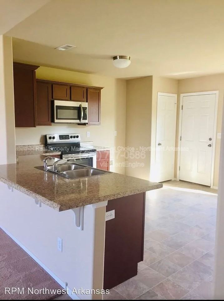 1013 Ethan James St - Photo 5 of 15