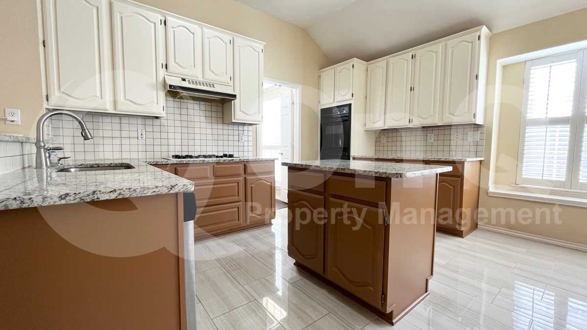 5603 Stonehenge Dr - Photo 3 of 23