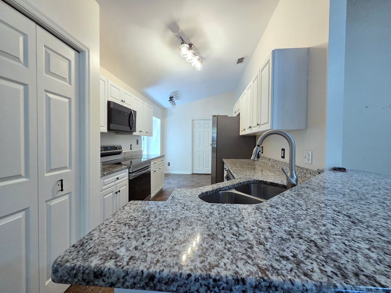 1008 Royal Oaks Dr - Photo 4 of 21