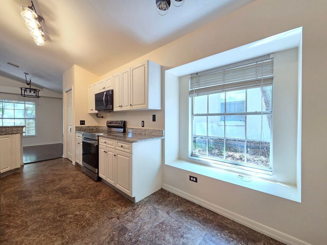 1008 Royal Oaks Dr - Photo 5 of 21