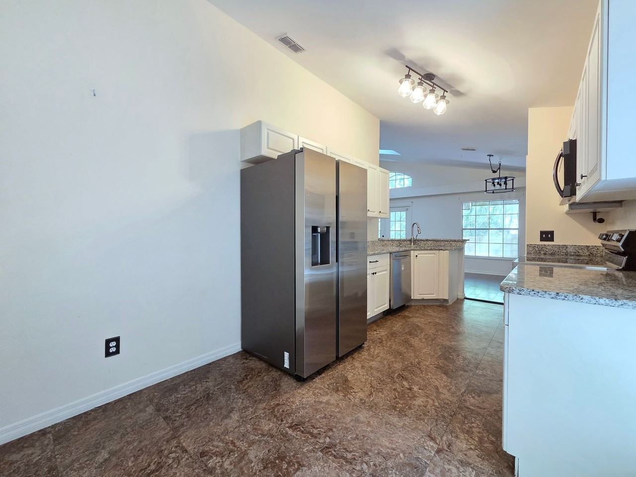 1008 Royal Oaks Dr - Photo 6 of 21