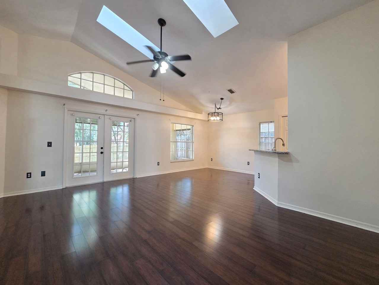 1008 Royal Oaks Dr - Photo 7 of 21