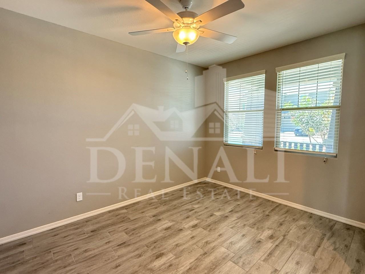 15068 W Pierce St - Photo 3 of 33