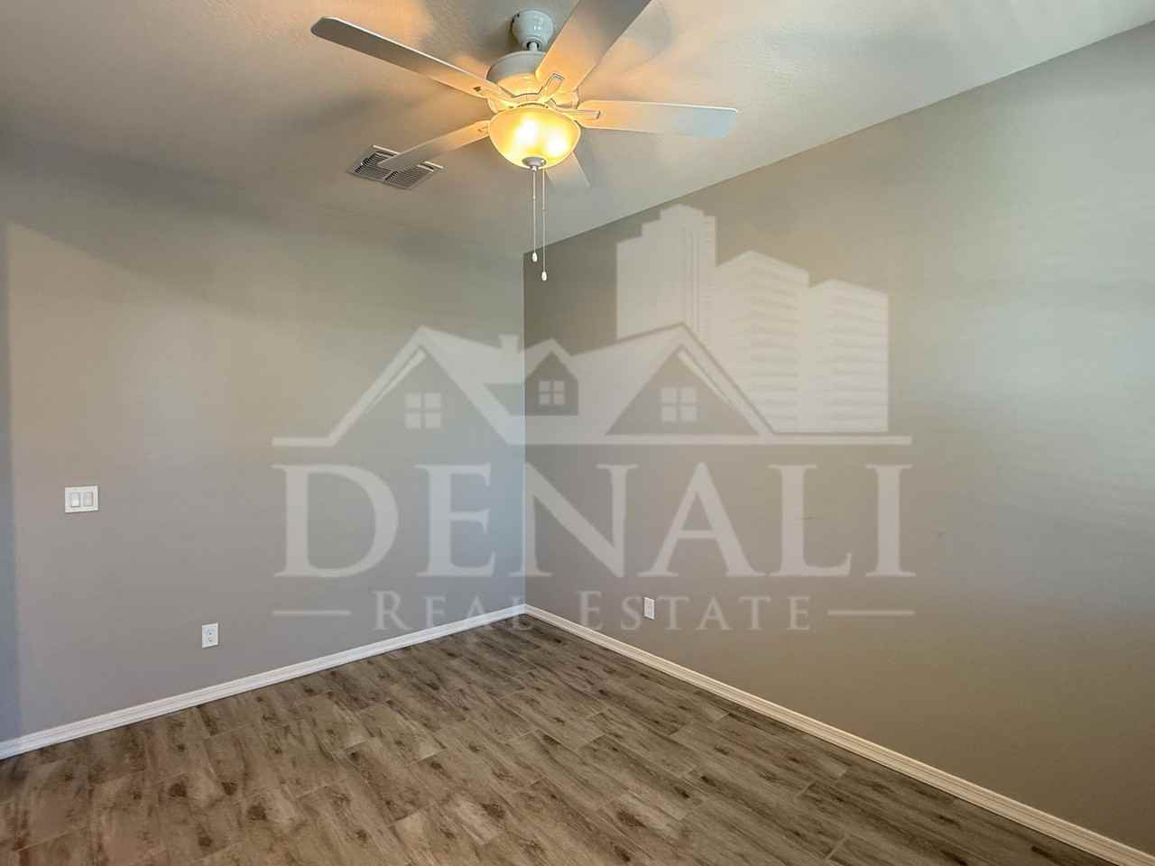 15068 W Pierce St - Photo 5 of 33