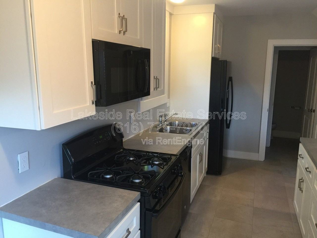 1218 Fisk Rd Se - Photo 3 of 25