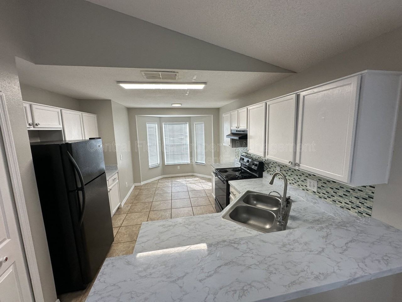 13701 Meadowpark Ave - Photo 2 of 9