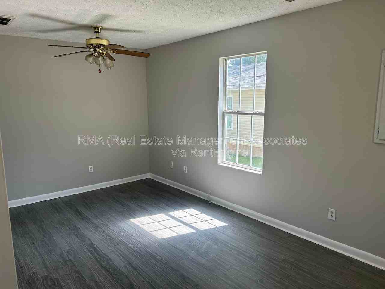 305 E Quilly St - Photo 2 of 9
