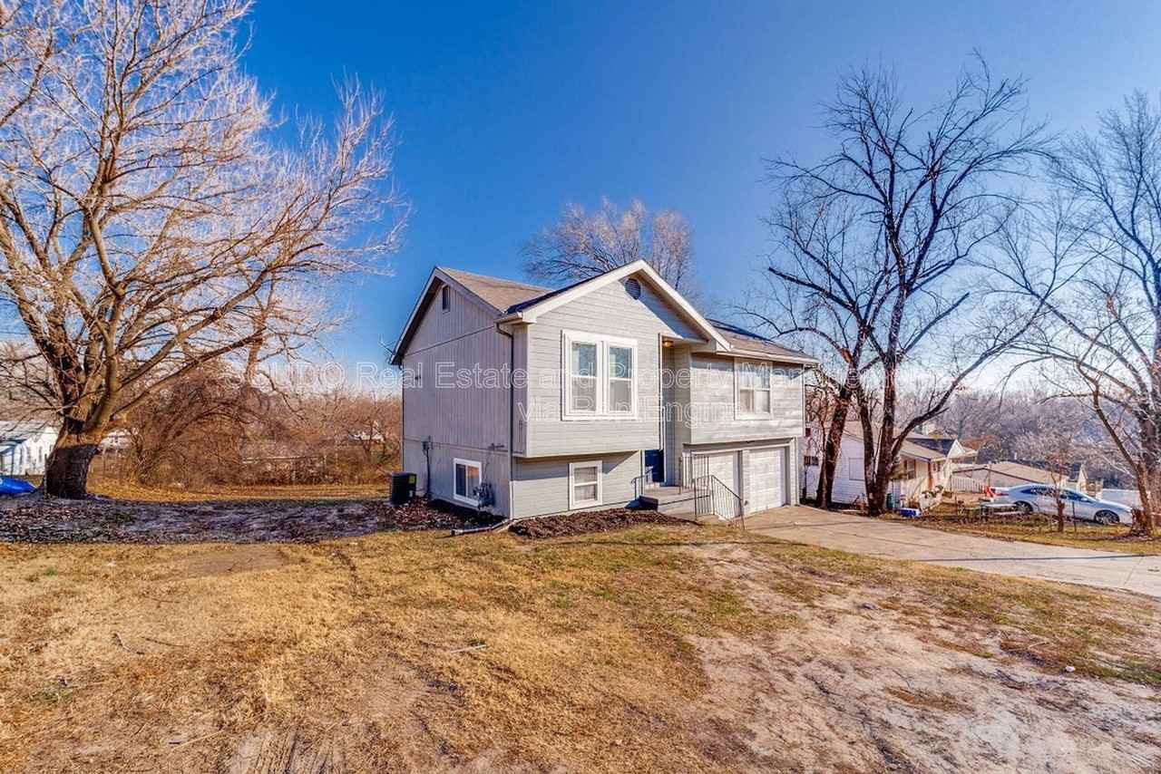 3711 N Lydia Ave - Photo 3 of 24