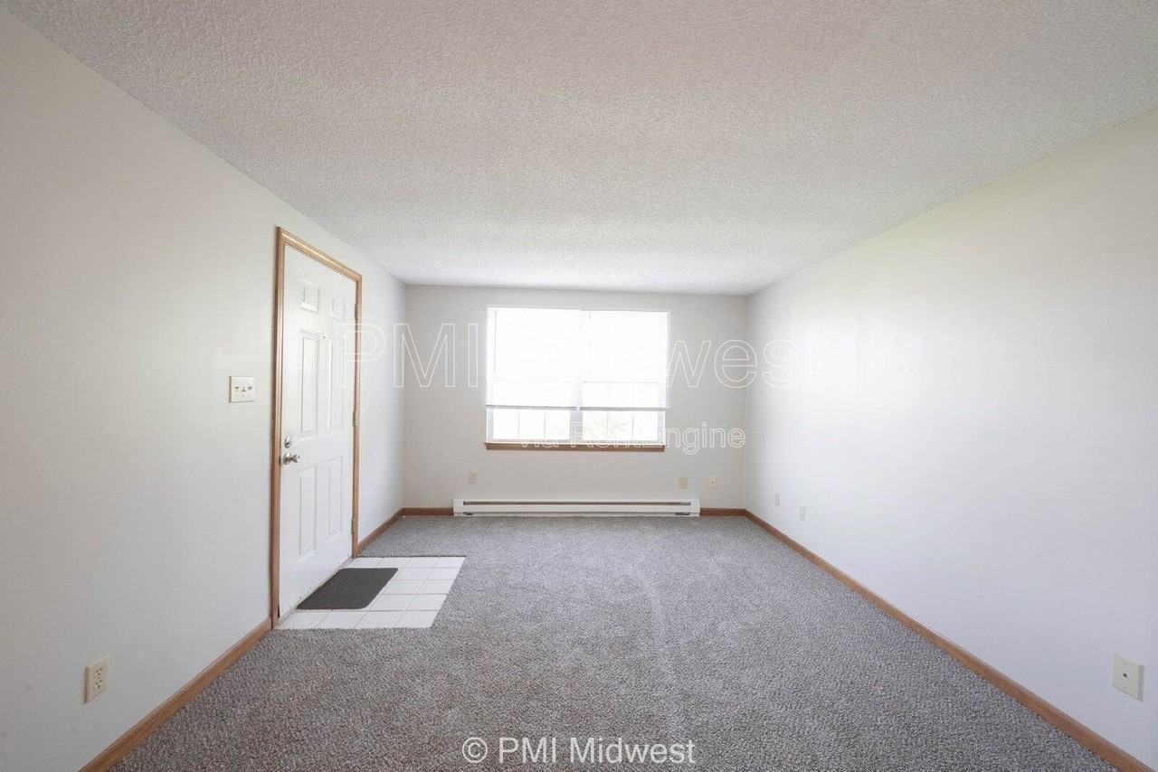 1708 S Market St - Photo 2 of 17