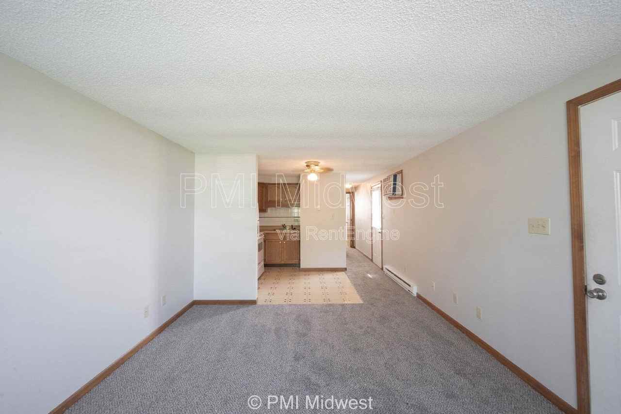 1708 S Market St - Photo 4 of 17