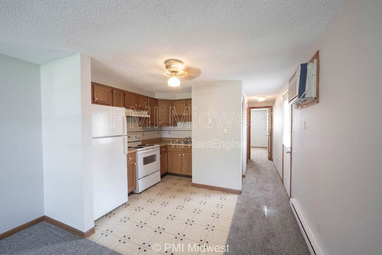 1708 S Market St - Photo 5 of 17