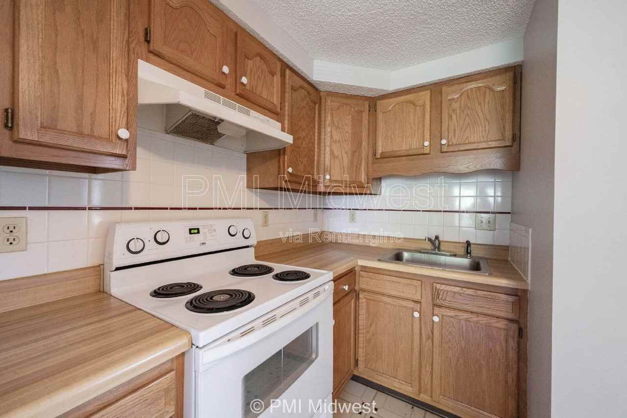 1708 S Market St - Photo 6 of 17