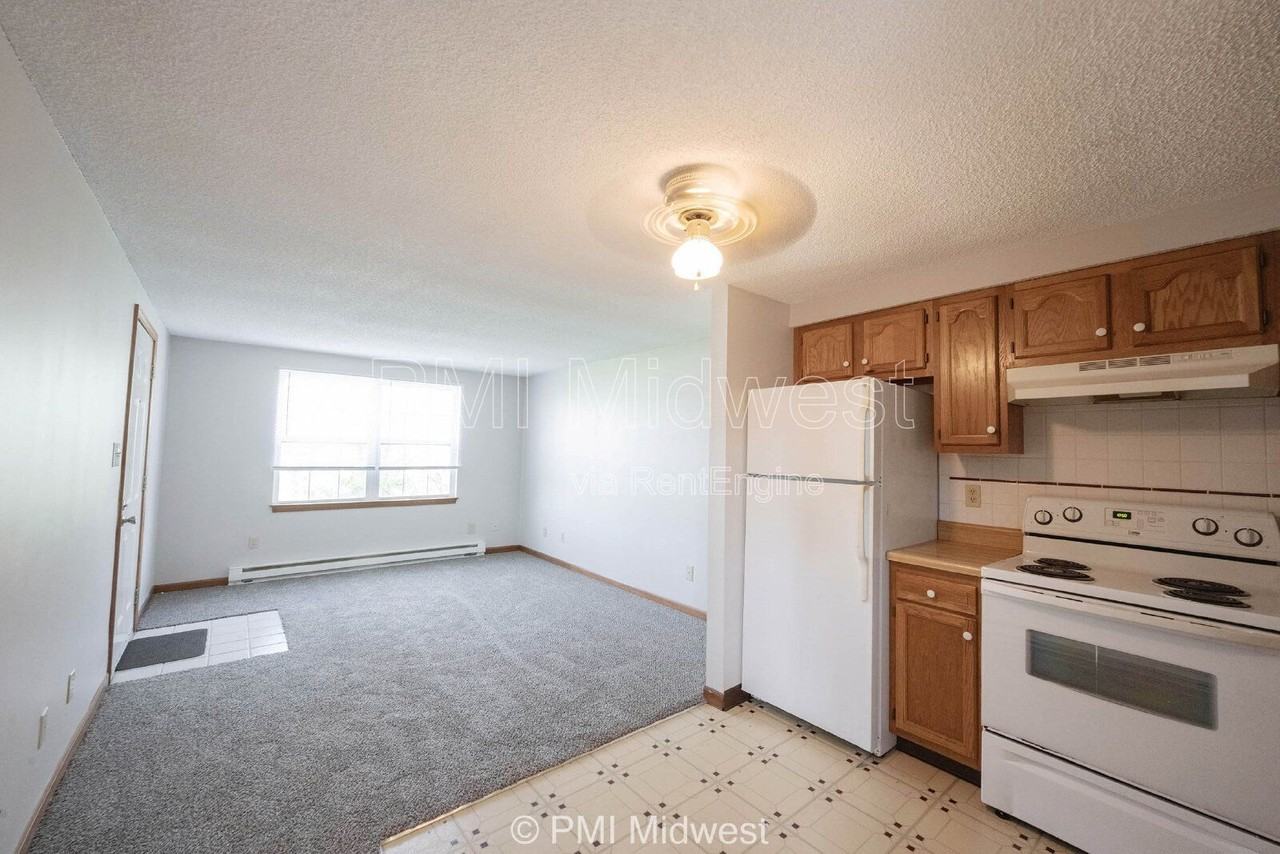 1708 S Market St - Photo 7 of 17