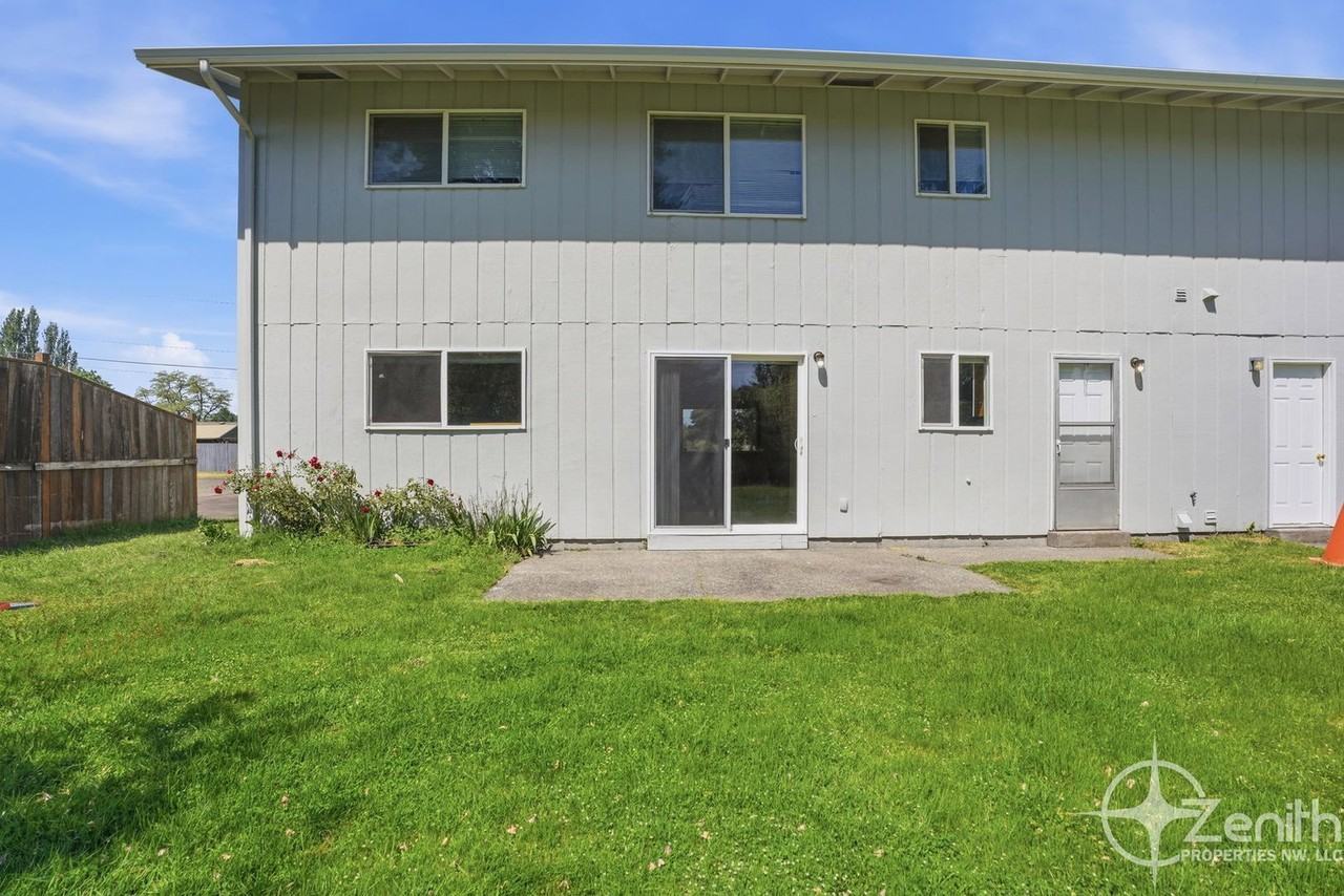 166 Virginia St #B - Photo 3 of 24