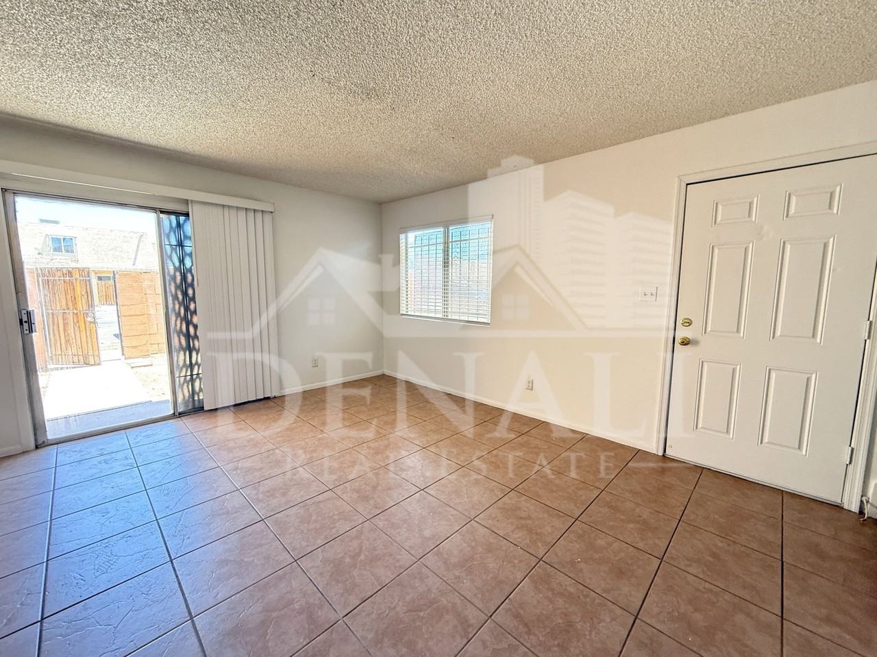 4006 S 44th St - Photo 4 of 16