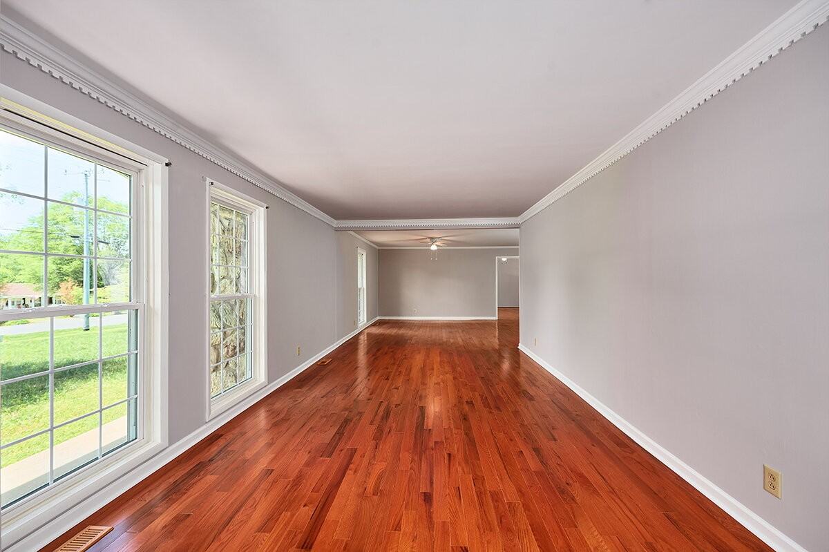 105 Morris Dr - Photo 2 of 10