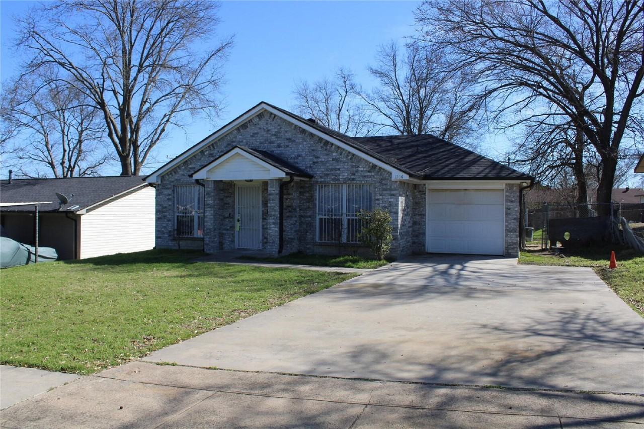 1706 Caravan Trl - Photo 2 of 21