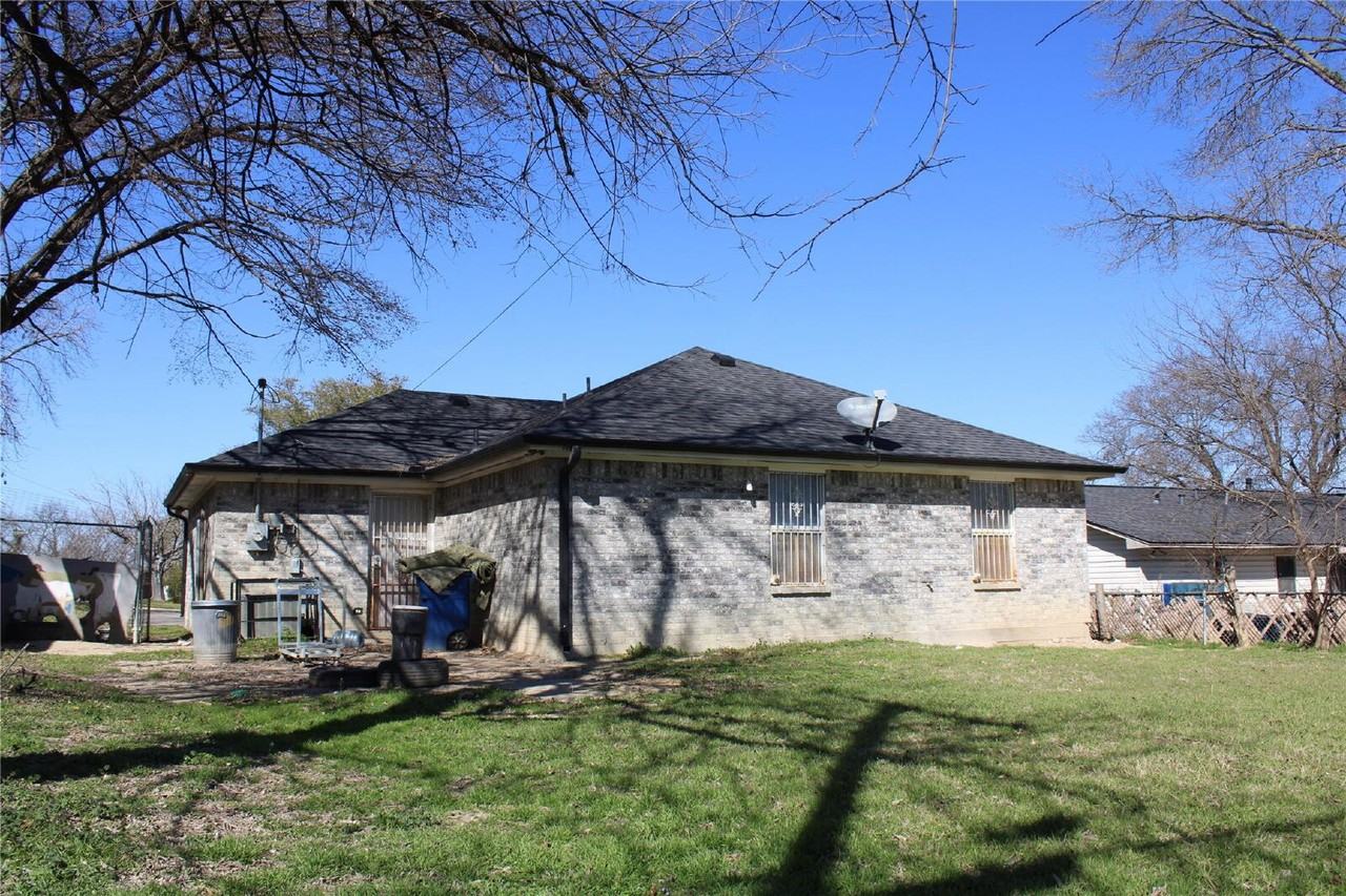 1706 Caravan Trl - Photo 3 of 21