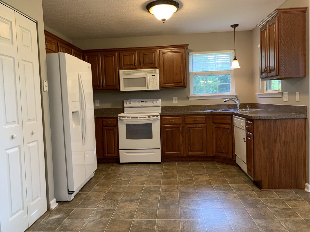 1274 Cromwell Ct - Photo 3 of 13
