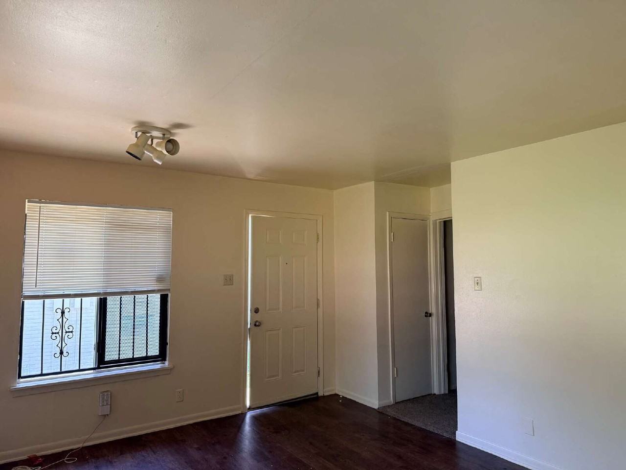 606 Morningview Dr - Photo 2 of 9