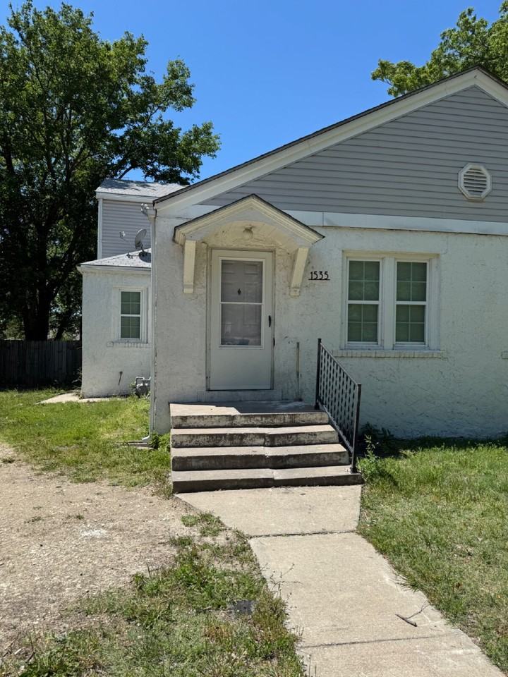 1535 N Holyoke Ave - Photo 2 of 11