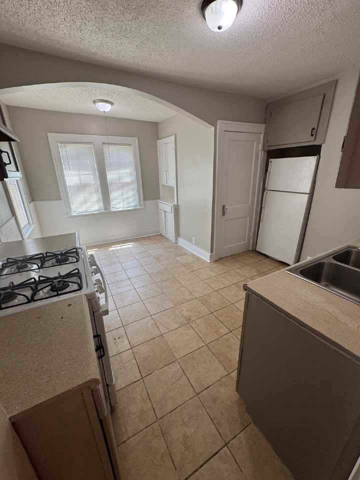 1535 N Holyoke Ave - Photo 6 of 11