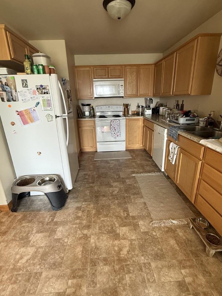 360 Adeline Dr - Photo 3 of 20