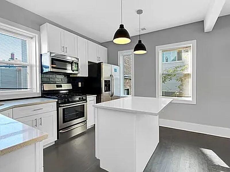 1724 W 21st St #2R - Photo 3 of 11