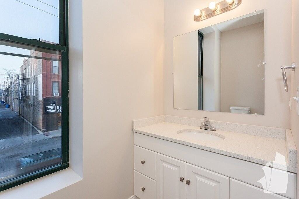 1947 W Chicago Ave #2F - Photo 6 of 9