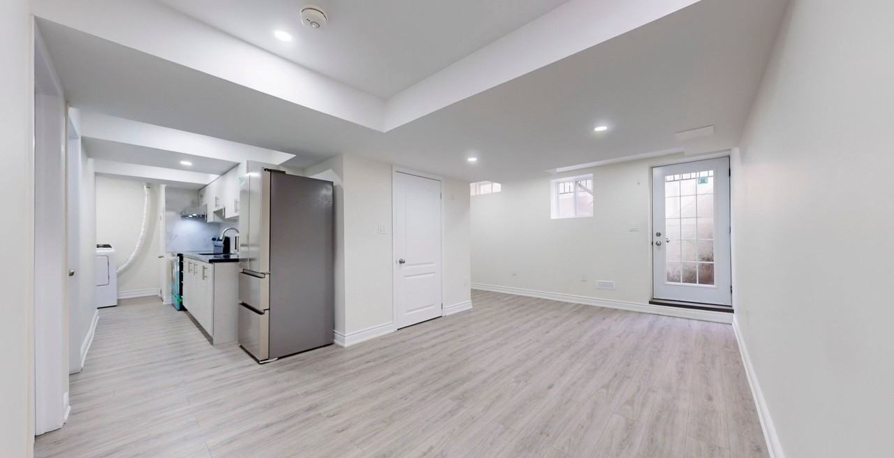 1106 Little Crescent - Photo 4 of 10