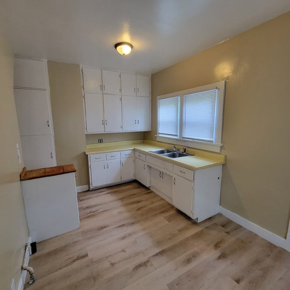 325 S Grand Ave - Photo 4 of 9