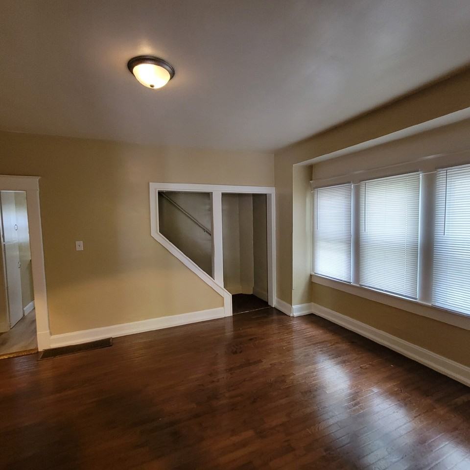 325 S Grand Ave - Photo 5 of 9