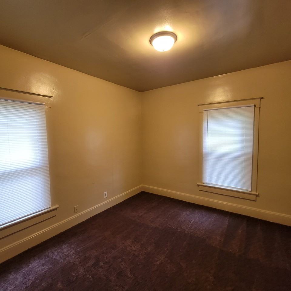 325 S Grand Ave - Photo 6 of 9