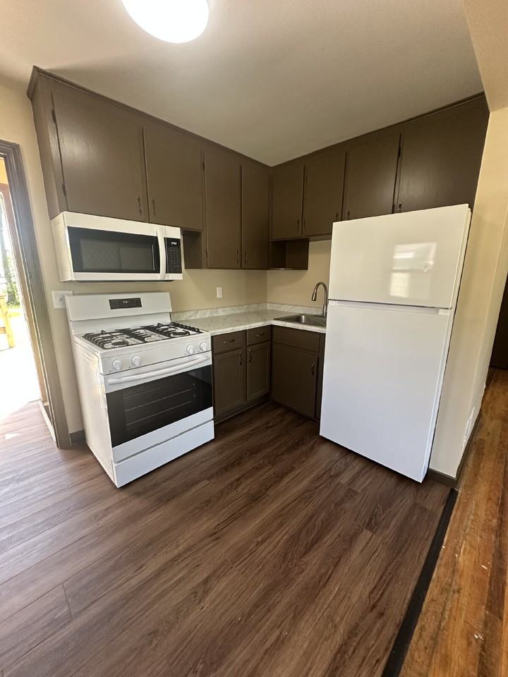 1346 Kenwood Ave - Photo 3 of 13