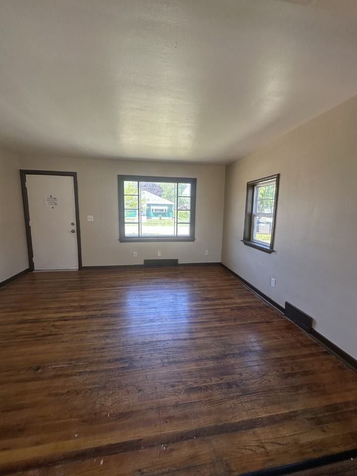 1346 Kenwood Ave - Photo 4 of 13