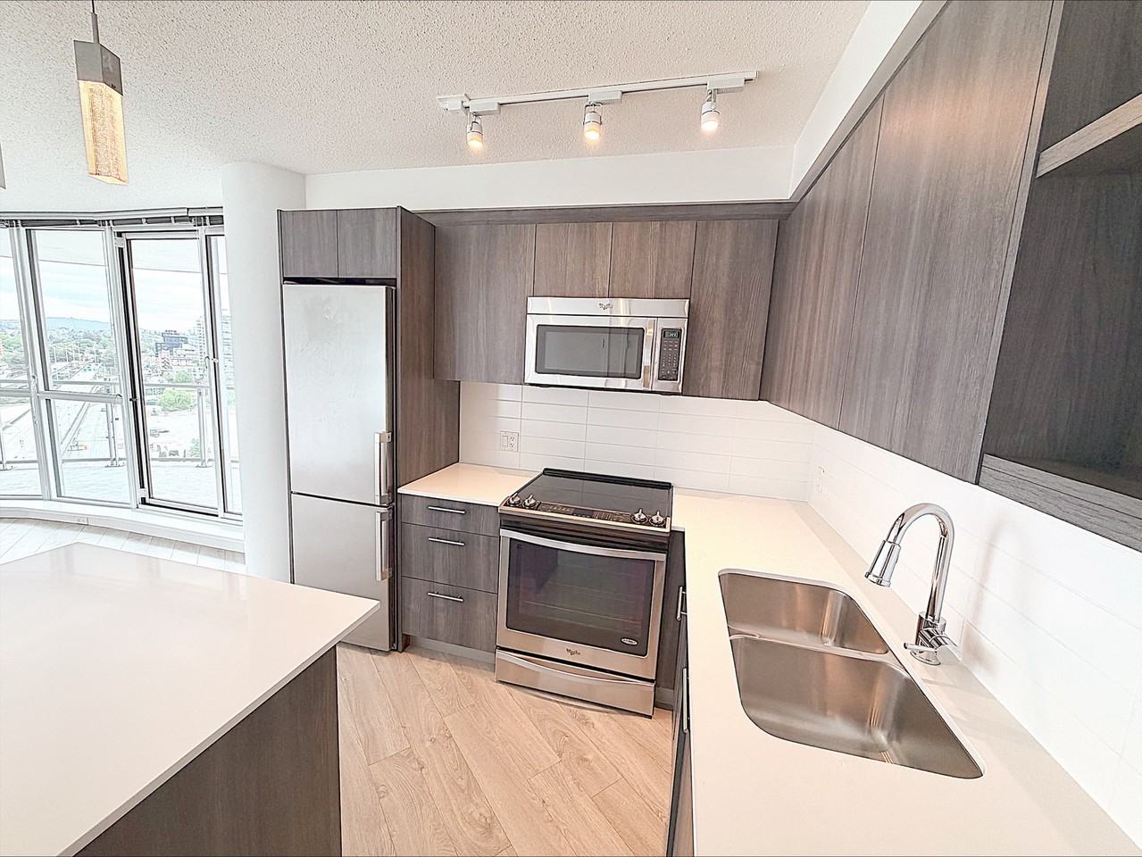 685 Pacific Blvd #603 - Photo 7 of 18