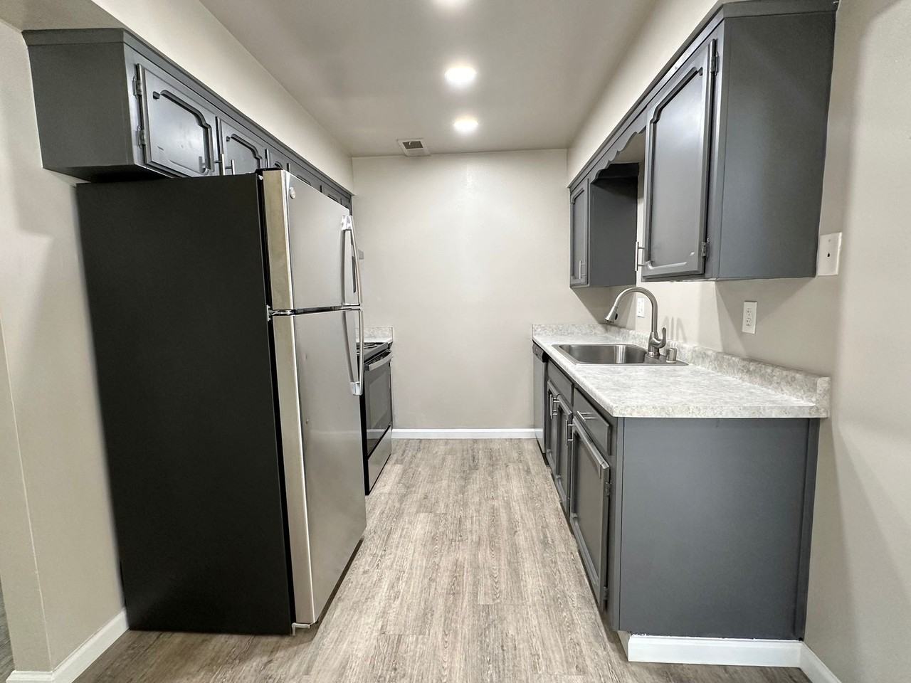 Granada Apartments - Photo 2 of 4