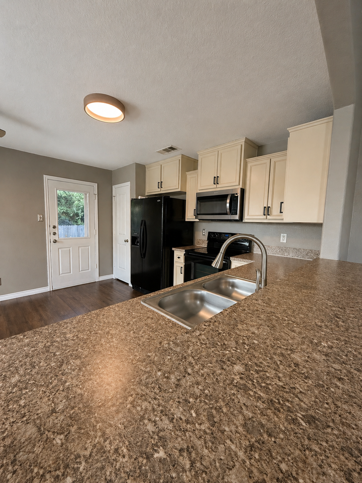 2711 Montague County Dr - Photo 4 of 21