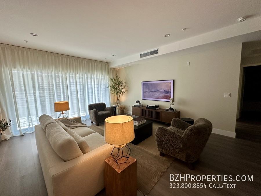 1223 N Hayworth Ave - Photo 3 of 10