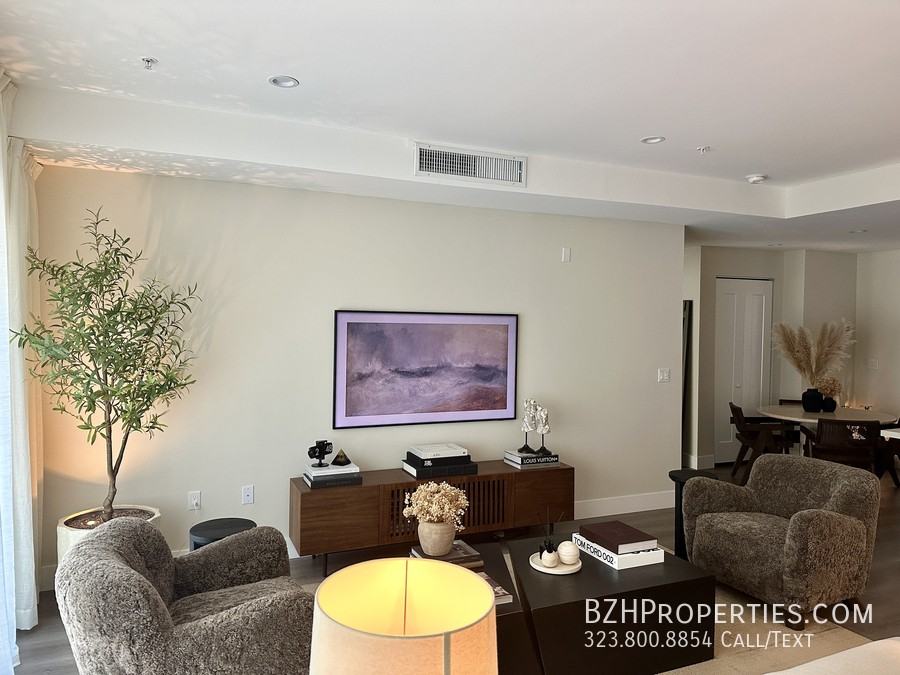 1223 N Hayworth Ave - Photo 4 of 10
