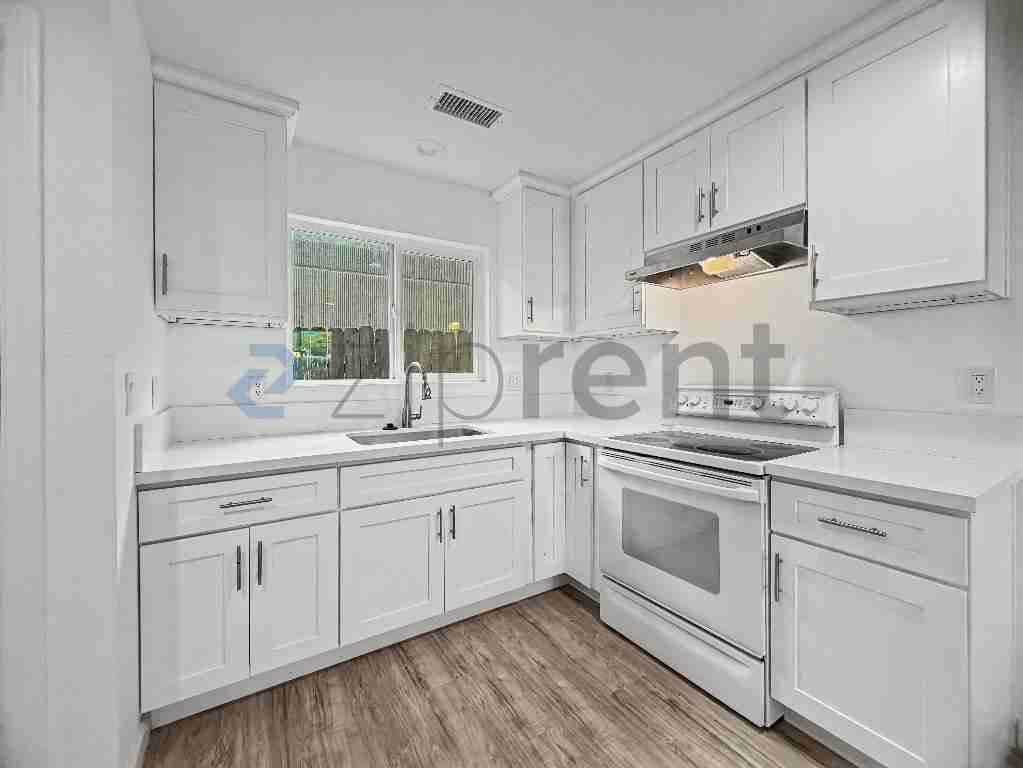 872 W 18th St #874 - Photo 4 of 14