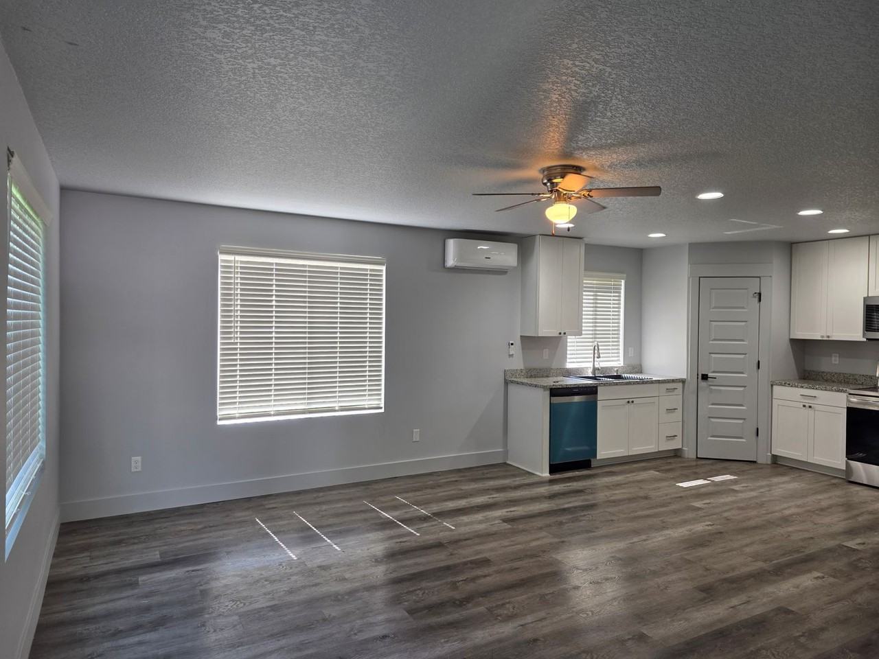 213 Oak St - Photo 3 of 24