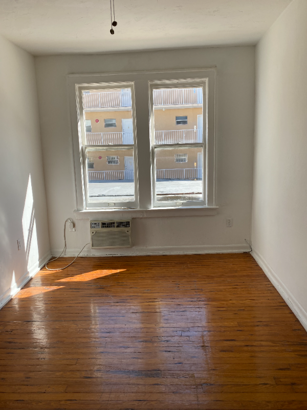 1615 Pennsylvania Ave - Photo 4 of 6
