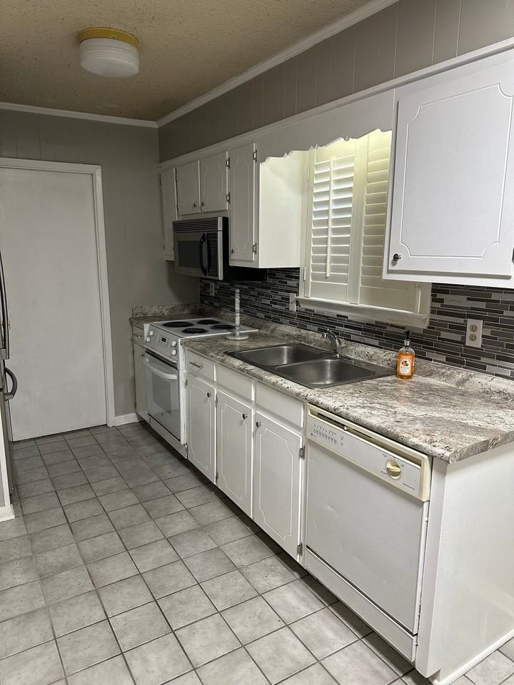 551 Delaware St - Photo 3 of 15
