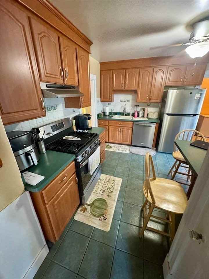 75 Middle St - Photo 2 of 10